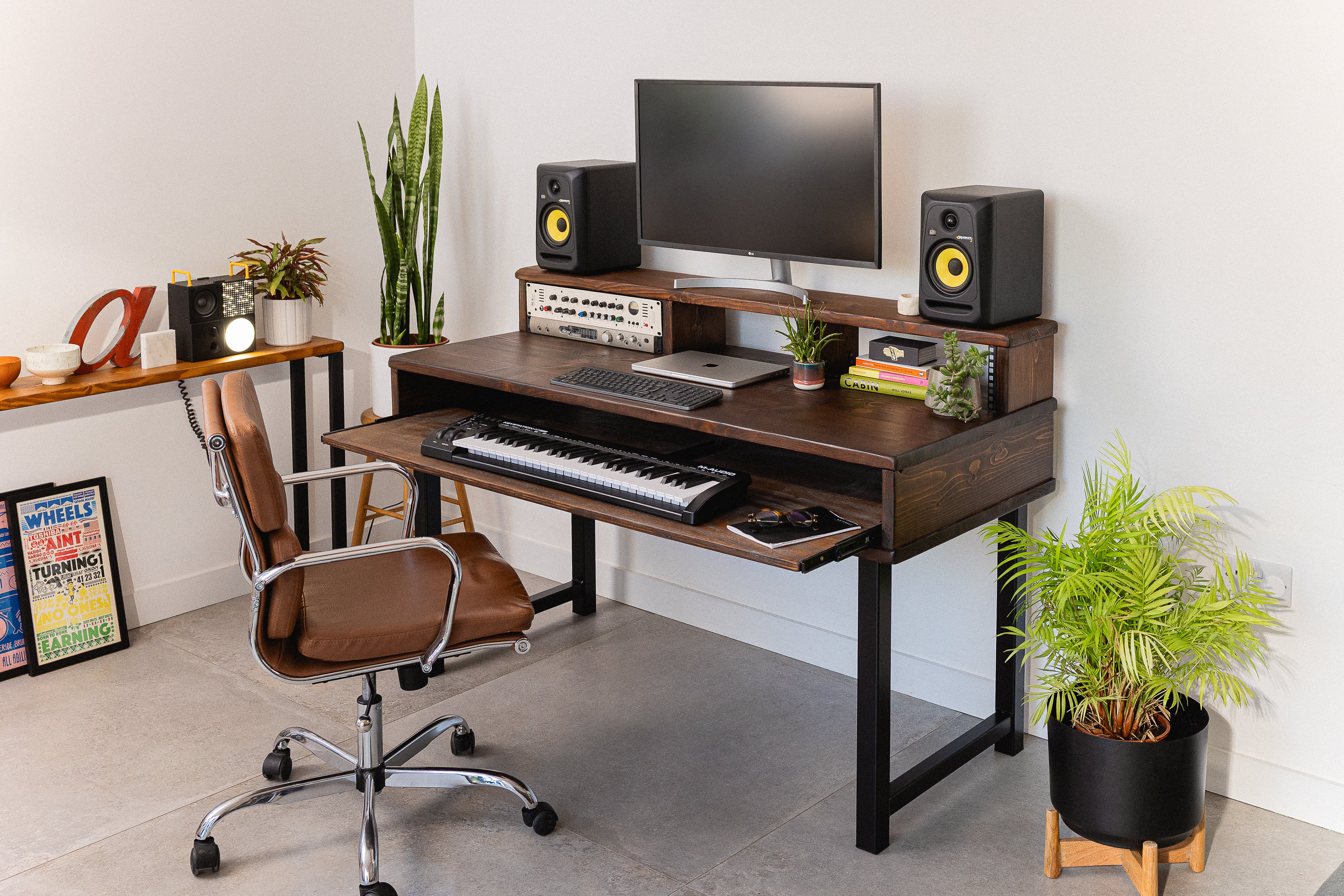 Studio Desk | Character and contrast, like all good music – Pastos Co