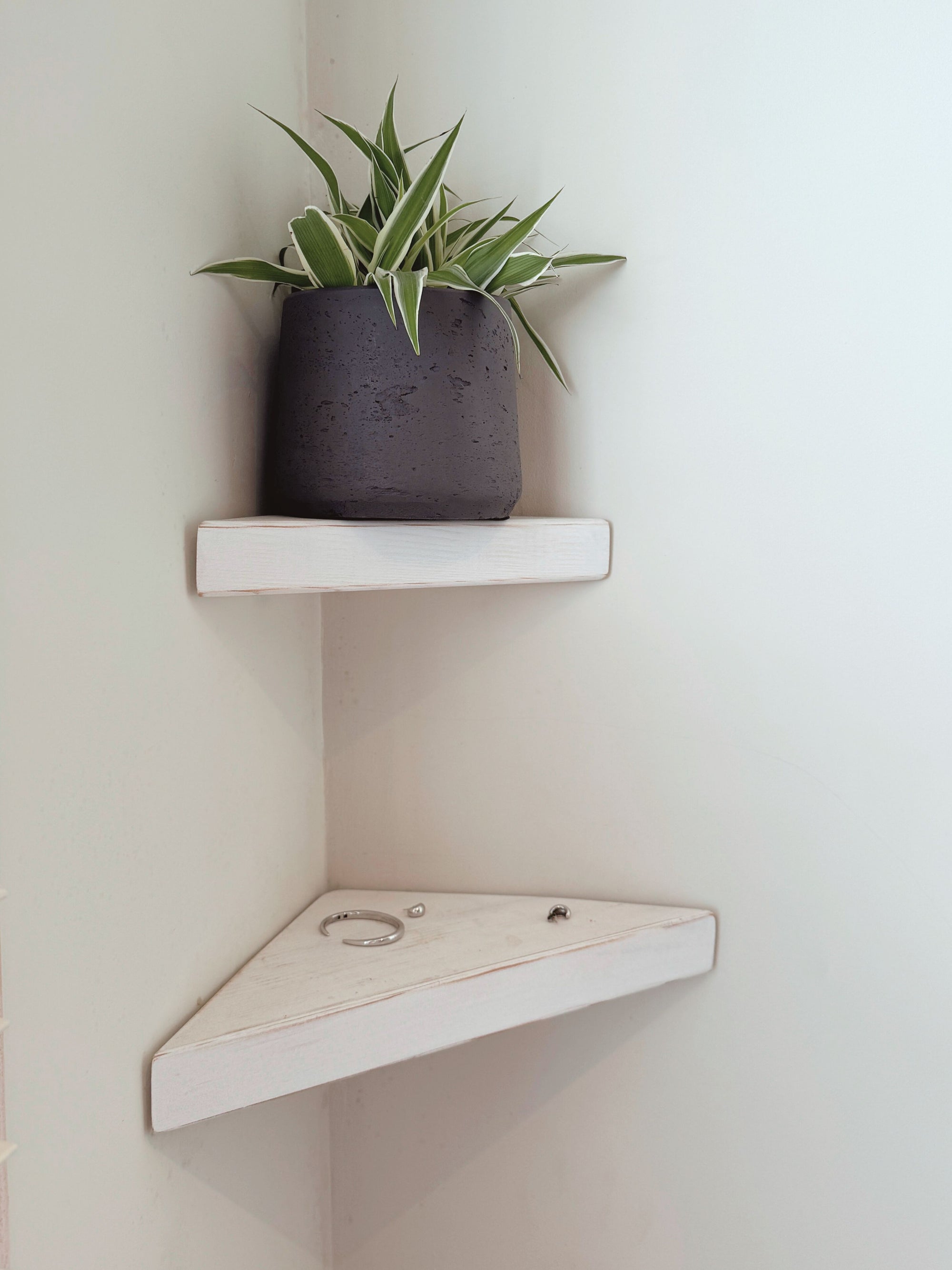 Rafi • Corner Shelves
